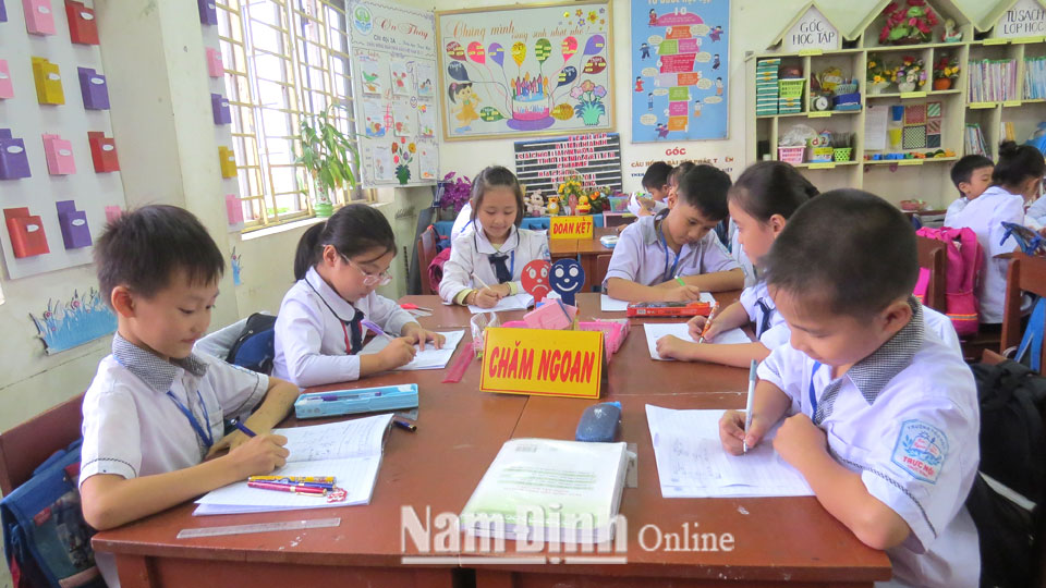 Các em học sinh Trường Tiểu học Trực Nội (Trực Ninh) trong một giờ học.
