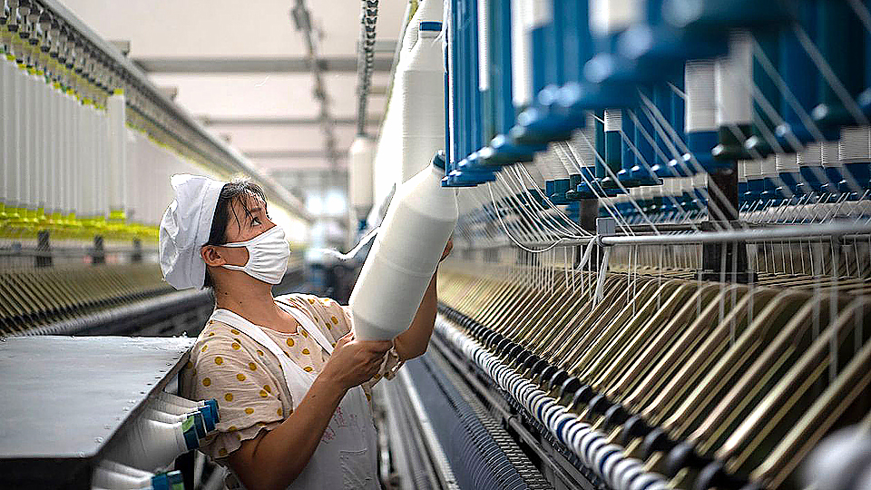 Bên trong một nhà máy dệt may tại thành phố Hải An, tỉnh Giang Tô, Trung Quốc. Ảnh: AP