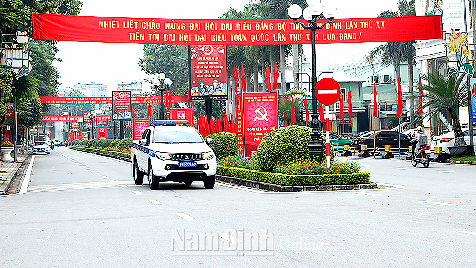 Trang hoàng cờ hoa Chào mừng Đại hội trên tuyến đường Nguyễn Du (Thành phố Nam Định). Ảnh: Việt Thắng