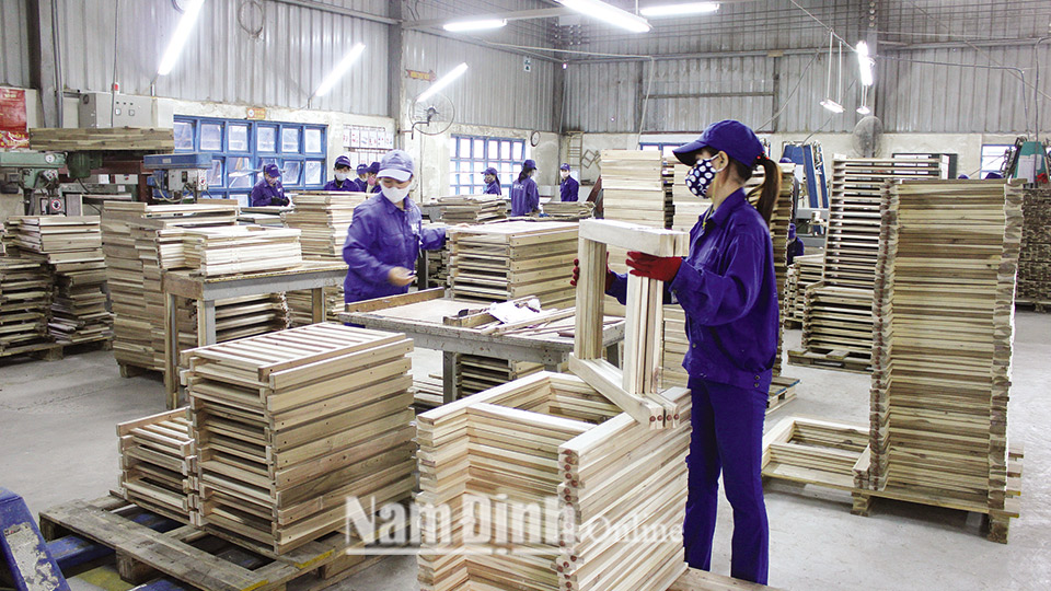 Sản xuất đồ gỗ xuất khẩu tại Công ty CP Lâm sản Nam Định. Ảnh: Thành Trung