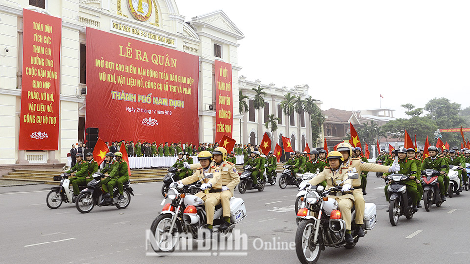 Công an thành phố Nam Định ra quân mở đợt cao điểm vận động toàn dân giao nộp vũ khí, vật liệu nổ, công cụ hỗ trợ. Ảnh: Thu Thuỷ