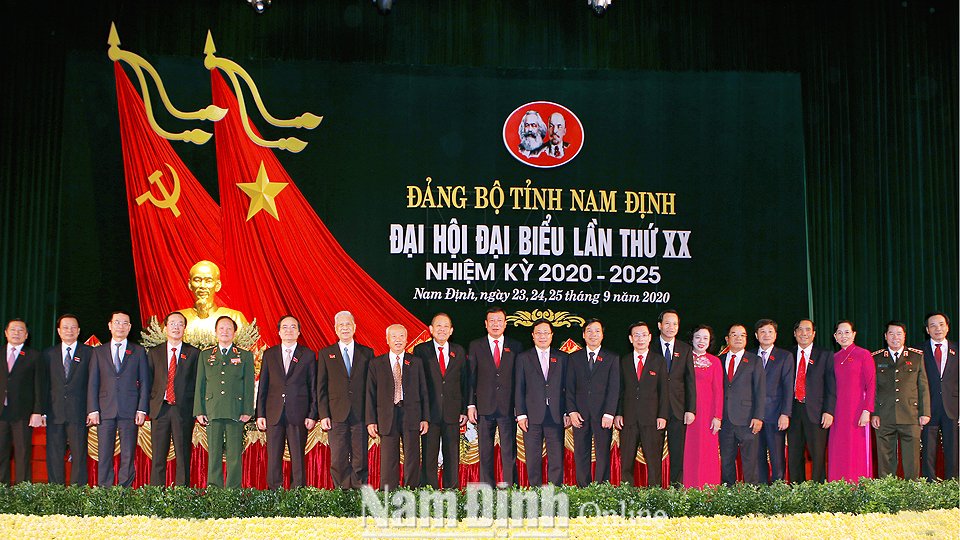 Các đồng chí lãnh đạo Đảng, Nhà nước chụp ảnh lưu niệm với các đồng chí lãnh đạo tỉnh Nam Định. Ảnh: Việt Thắng