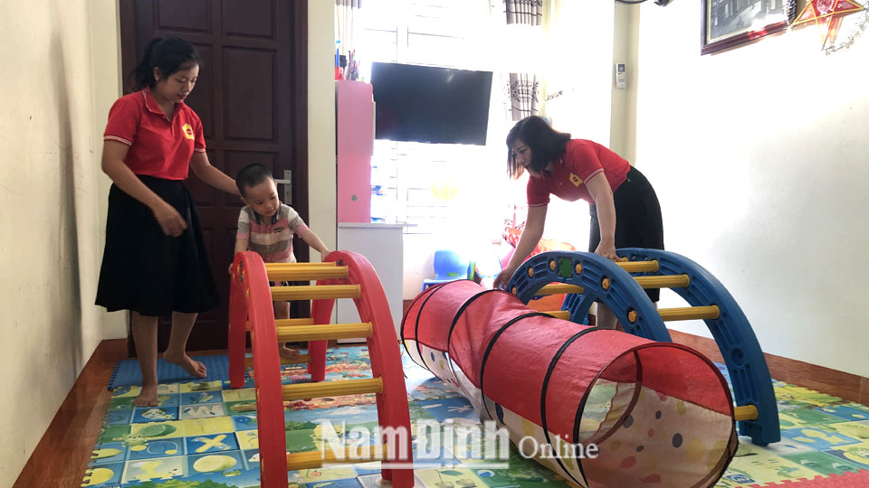 Các cô giáo tại Trung tâm hỗ trợ phát triển giáo dục hòa nhập Yến Minh, cơ sở ở thành phố Nam Định hướng dẫn các em nhỏ bị tự kỷ vận động.