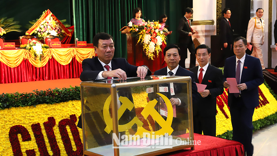 Các đại biểu bỏ phiếu bầu Ban Chấp hành Đảng bộ tỉnh khóa XX (nhiệm kỳ 2020-2025). Ảnh: Thanh Tuấn