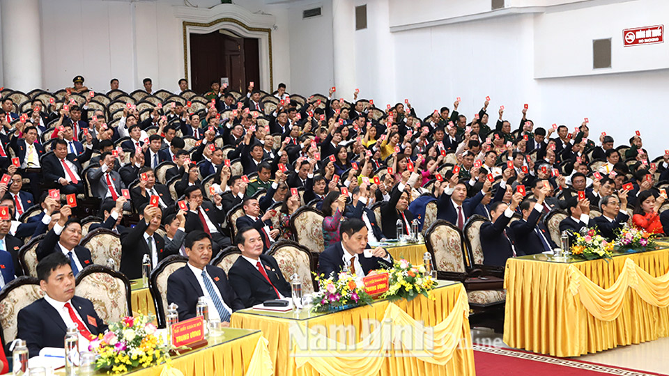 Các đại biểu bỏ phiếu bầu Ban Chấp hành Đảng bộ tỉnh khóa XX.   Ảnh: Hoàng Tuấn 