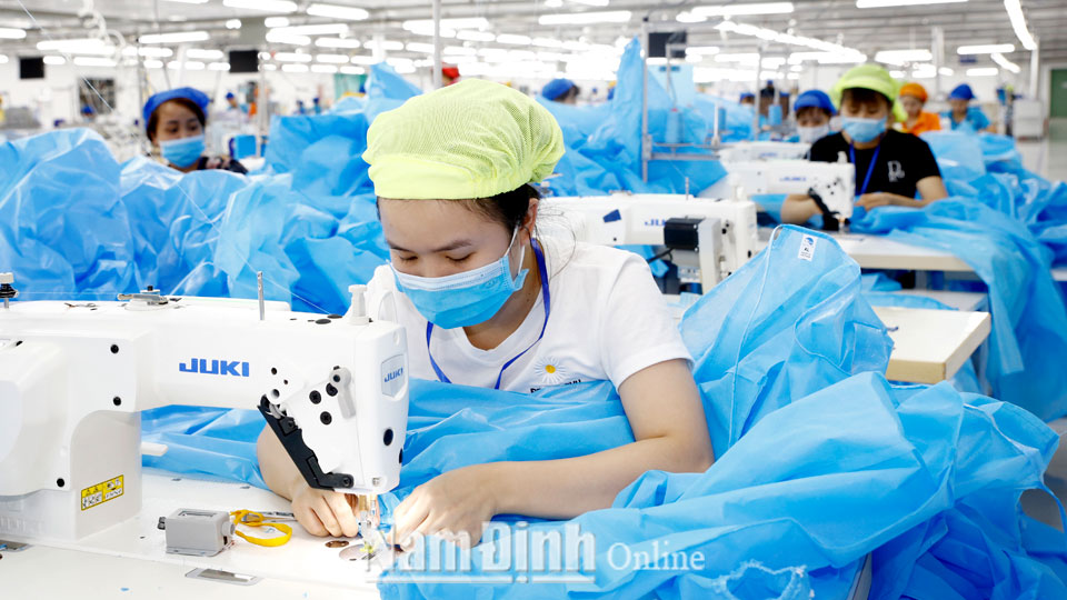 Nhà máy Bảo Linh 5 (Công ty cổ phần Bảo Linh) xã Minh Tân (Vụ Bản) tạo việc làm cho nhiều lao động nông thôn.  Bài và ảnh: Viết Dư