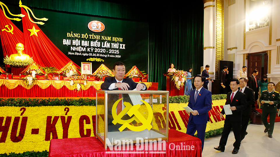 Đoàn đại biểu Đảng bộ Thành phố Nam Định chụp ảnh lưu niệm tại Đại hội. Ảnh: Viết Dư