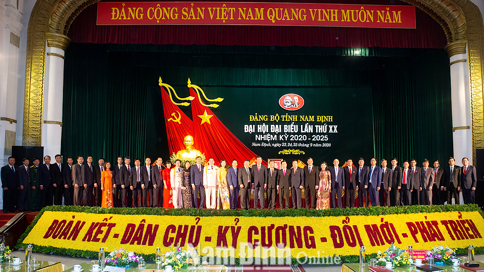 Đoàn đại biểu Đảng bộ huyện Hải Hậu chụp ảnh lưu niệm với các đồng chí lãnh đạo tỉnh tại Đại hội. Ảnh: Viết Dư