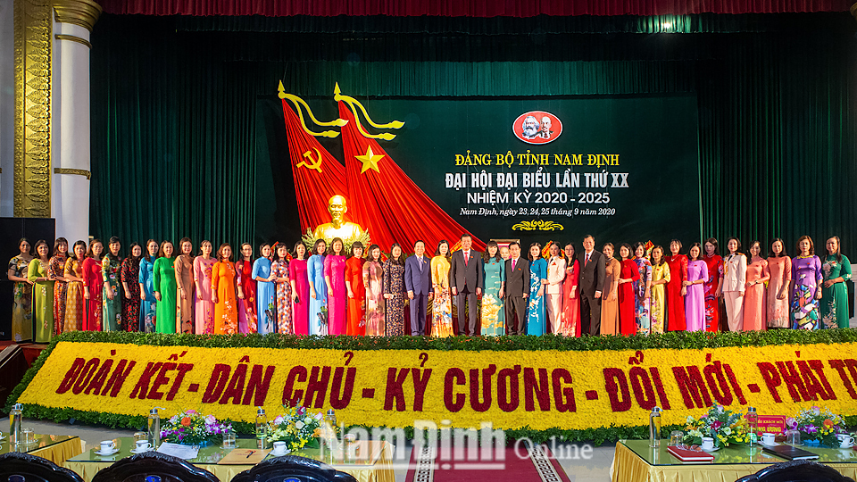 Các đại biểu nữ dự Đại hội chụp ảnh lưu niệm với các đồng chí lãnh đạo tỉnh. Ảnh: Viết Dư