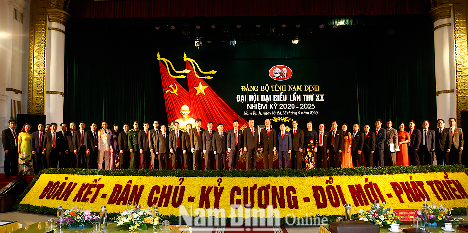 Đoàn đại biểu Đảng bộ Thành phố Nam Định chụp ảnh lưu niệm tại Đại hội. Ảnh: Viết Dư