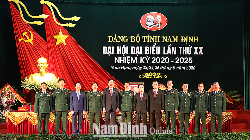 Đoàn Đại biểu Đảng bộ Bộ đội Biên phòng tỉnh chụp ảnh lưu niệm với các đồng chí lãnh đạo tỉnh.  Ảnh: Hoàng Tuấn 
