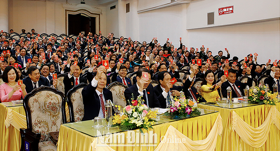 Các đại biểu biểu quyết thông qua Đề án nhân sự bầu đoàn Đại biểu của tỉnh đi dự Đại hội Đại biểu toàn quốc lần thứ XIII của Đảng.  Ảnh: Viết Dư