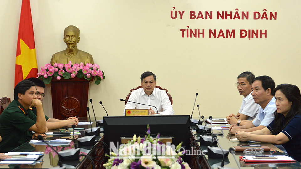 Đồng chí Trần Lê Đoài, Tỉnh ủy viên, Phó Chủ tịch UBND tỉnh và các đồng chí lãnh đạo các sở, ngành của tỉnh tại điểm cầu Nam Định.