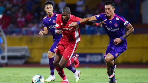 Pha tranh bóng giữa cầu thủ đội Viettel FC (áo đỏ) và cầu thủ đội Sài Gòn FC. 