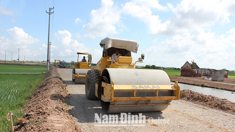Thi công dự án cải tạo, nâng cấp đường Nam Đông qua địa phận các xã Hải Nam, Hải Đông.