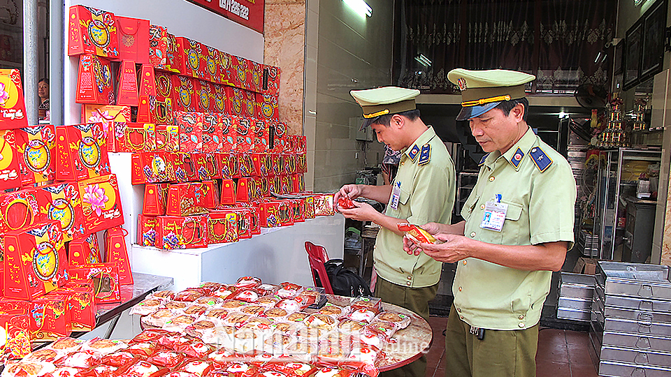 Lực lượng Quản lý thị trường kiểm soát bánh Trung thu lưu thông trên địa bàn huyện Trực Ninh.