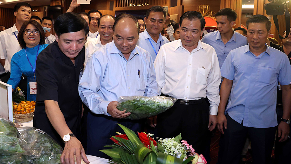 Thủ tướng Nguyễn Xuân Phúc thăm các gian trưng bày nông sản tại hội nghị. Ảnh: Thống Nhất - TTXVN
