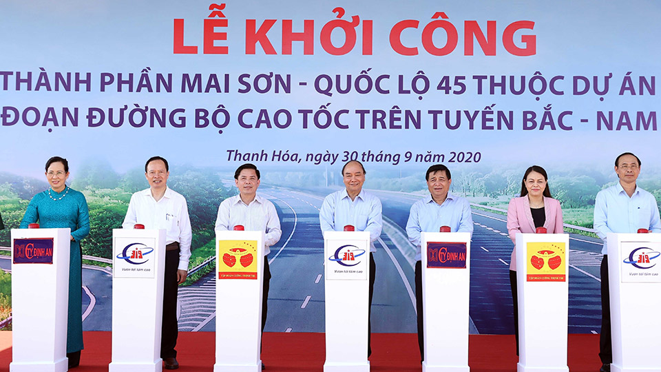 Thủ tướng Nguyễn Xuân Phúc và các đại biểu thực hiện nghi thức khởi công.  Ảnh: Thống Nhất - TTXVN