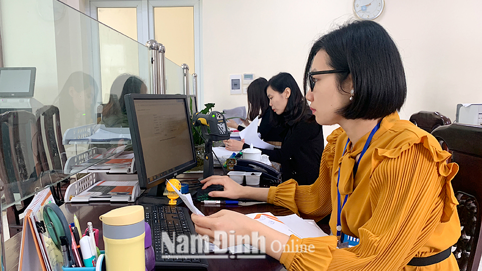 Cán bộ Chi cục Thuế khu vực Nam Định - Mỹ Lộc ứng dụng công nghệ thông tin nâng cao chất lượng giải quyết thủ tục hành chính cho nhà đầu tư, doanh nghiệp.
