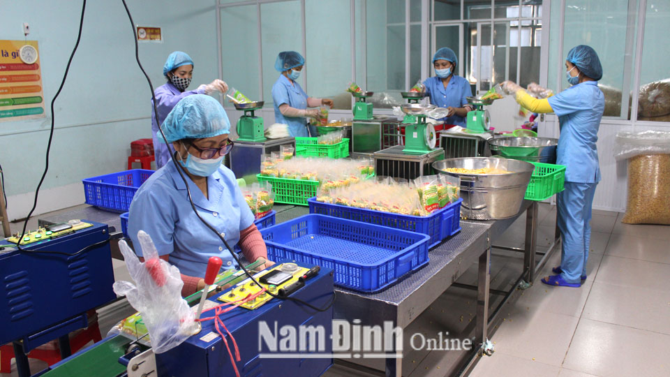 Đóng gói sản phẩm ngô sấy tại Công ty TNHH Minh Dương, Cụm công nghiệp An Xá (thành phố Nam Định).