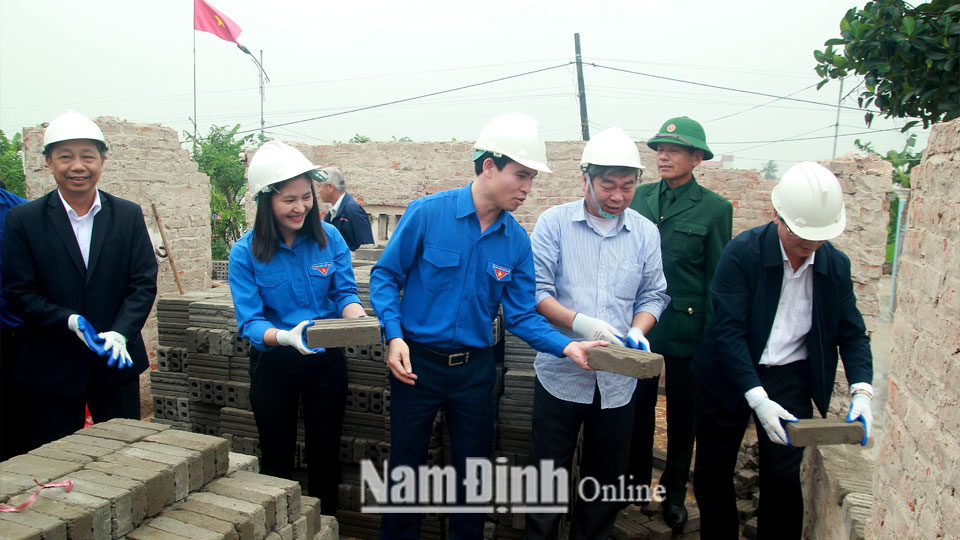Agribank chi nhánh Nam Định phối hợp với Tỉnh Đoàn khởi công xây dựng nhà tình nghĩa cho bà Đặng Thị Điểm, xóm 11, xã Hồng Thuận (Giao Thủy).