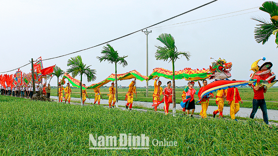 Đoàn rước trong lễ hội Đền Trần, làng Thịnh Phú, xã Nghĩa Bình.