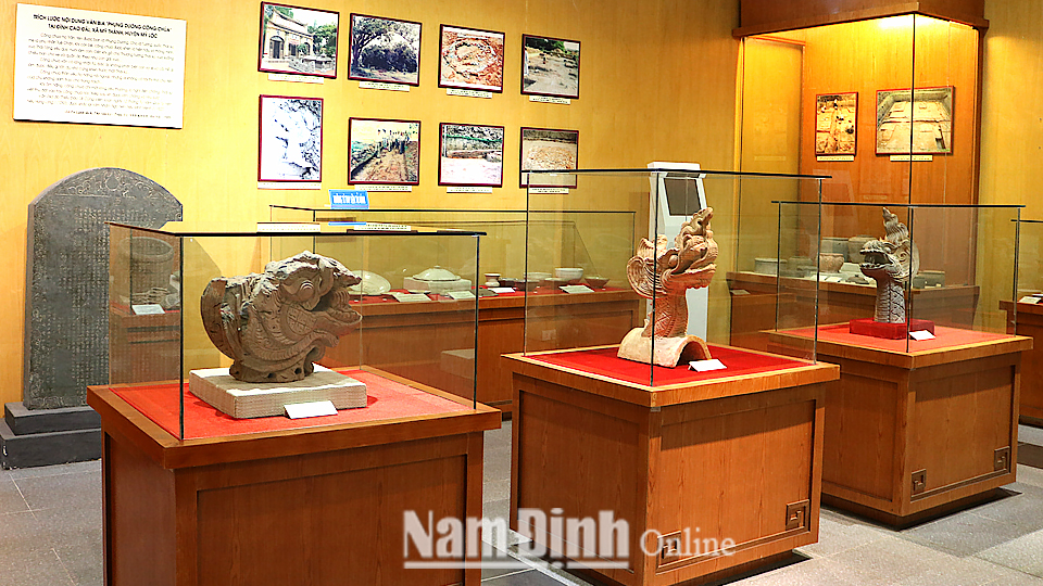 Gian trưng bày các hiện vật bằng gốm sành, đầu rồng bằng đất nung thời Trần (thế kỷ XIII-XIV) tại Bảo tàng tỉnh.