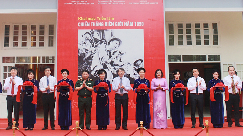Lãnh đạo tỉnh Cao Bằng và Bảo tàng Lịch sử Quân sự Việt Nam cắt băng khai mạc Triển lãm. Ảnh: Quốc Đạt - TTXVN