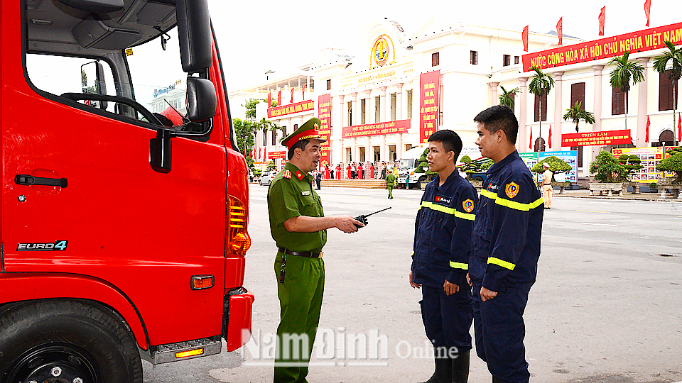 Lực lượng Cảnh sát Phòng cháy, chữa cháy và cứu nạn, cứu hộ (Công an tỉnh) thực hiện nhiệm vụ bảo đảm an toàn phòng, chống cháy, nổ phục vụ Đại hội đại biểu Đảng bộ tỉnh nhiệm kỳ 2020-2025.
