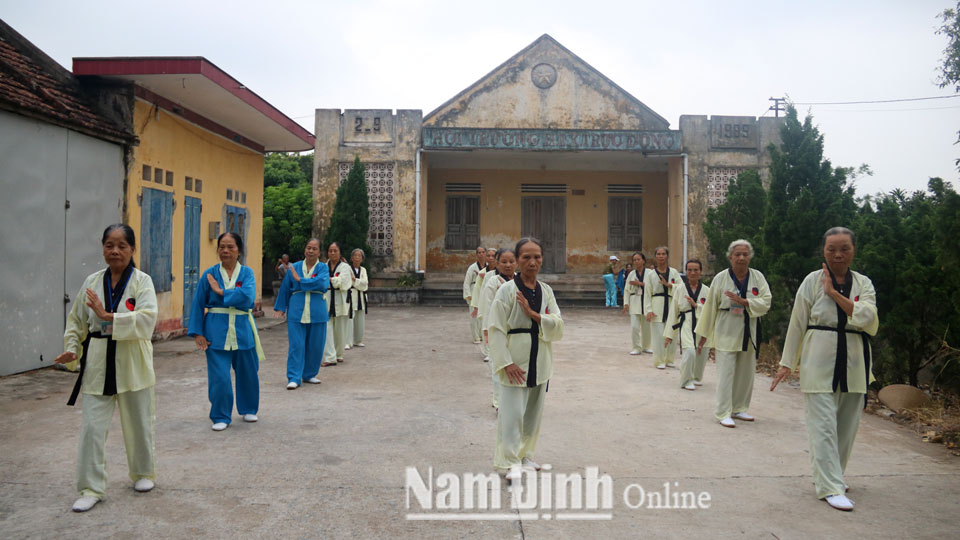 Một buổi tập luyện của Câu lạc bộ Thái cực trường sinh đạo xã Trung Đông (Trực Ninh).