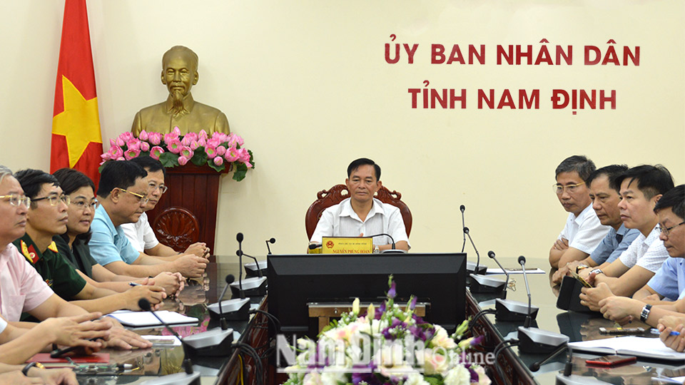 Đồng chí Nguyễn Phùng Hoan, Ủy viên Ban TVTU, Phó Chủ tịch UBND tỉnh dự hội nghị tại điểm cầu tỉnh ta.