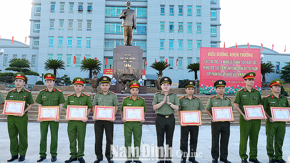Đại tá Phạm Văn Long, Ủy viên Ban TVTU, Giám đốc Công an tỉnh trao Giấy khen cho các đơn vị tiêu biểu.