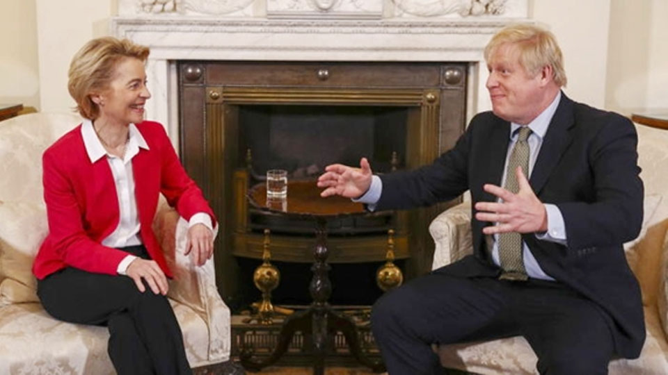 Chủ tịch EC Ursula von der Leyen (bên trái) và Thủ tướng Anh Boris Johnson tại một cuộc gặp ở London vào đầu tháng 1-2020.  Ảnh: EPA