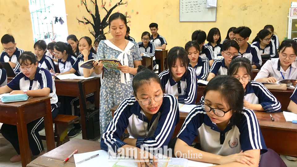 Cô và trò Trường THPT Trần Hưng Đạo trong một giờ học tiếng Anh.