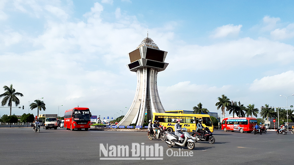 Vòng xuyến khu vực Big C trên tuyến Quốc lộ 10 (thành phố Nam Định) mới được cải tạo, nâng cấp tạo thuận lợi cho người và phương tiện lưu thông thuận tiện, an toàn.