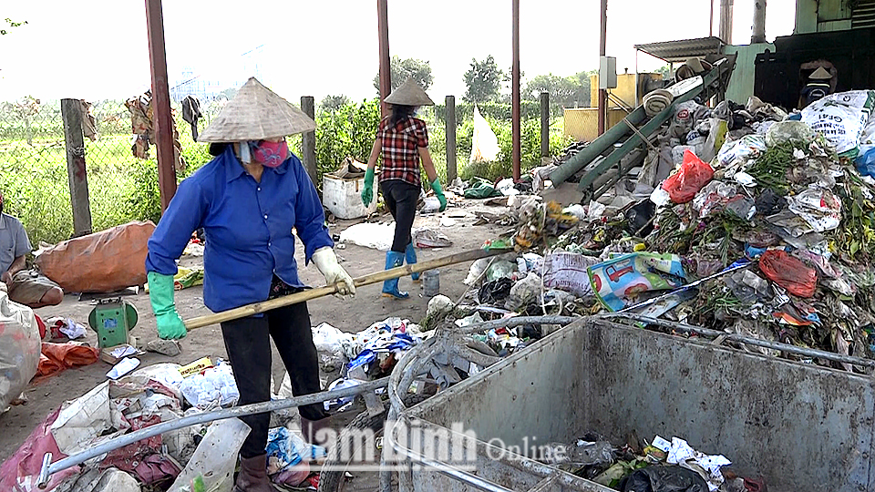 Hội viên Hội Phụ nữ thị trấn Cồn (Hải Hậu) tham gia thu gom, xử lý rác thải trên địa bàn.