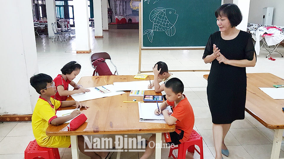 Thiếu nhi thành phố Nam Định học vẽ tại Trung tâm văn hóa, thể thao thanh thiếu niên tỉnh.