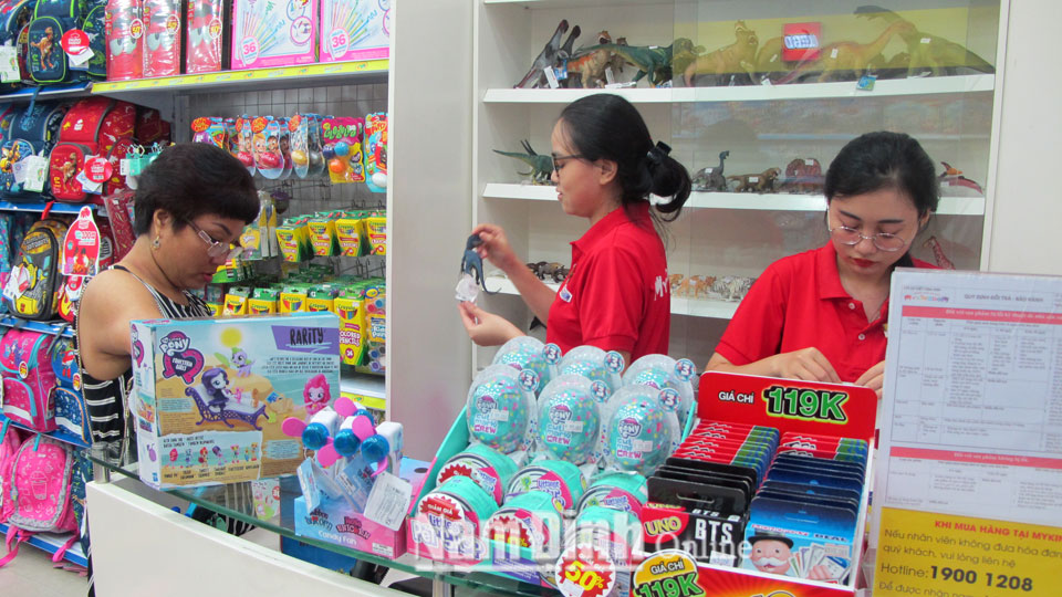 Khách hàng thanh toán tiền qua ứng dụng IPay tại cửa hàng đồ chơi trí tuệ trên địa bàn thành phố Nam Định.