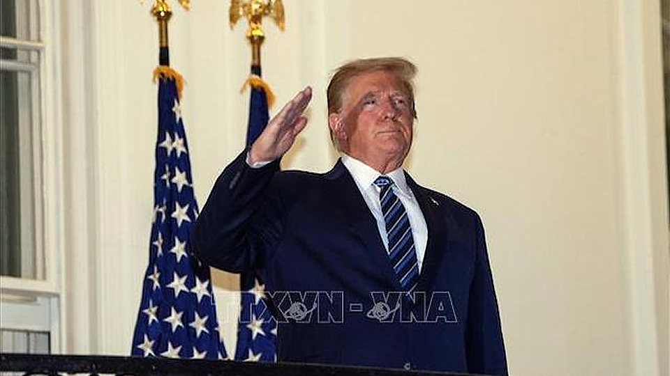 Tổng thống Mỹ Donald Trump trở lại Nhà Trắng sau bốn ngày được điều trị tại Trung tâm quân y quốc gia Walter Reed ở Bethesda, bang Maryland do mắc Covid-19. (Ảnh: AFP/TTXVN)