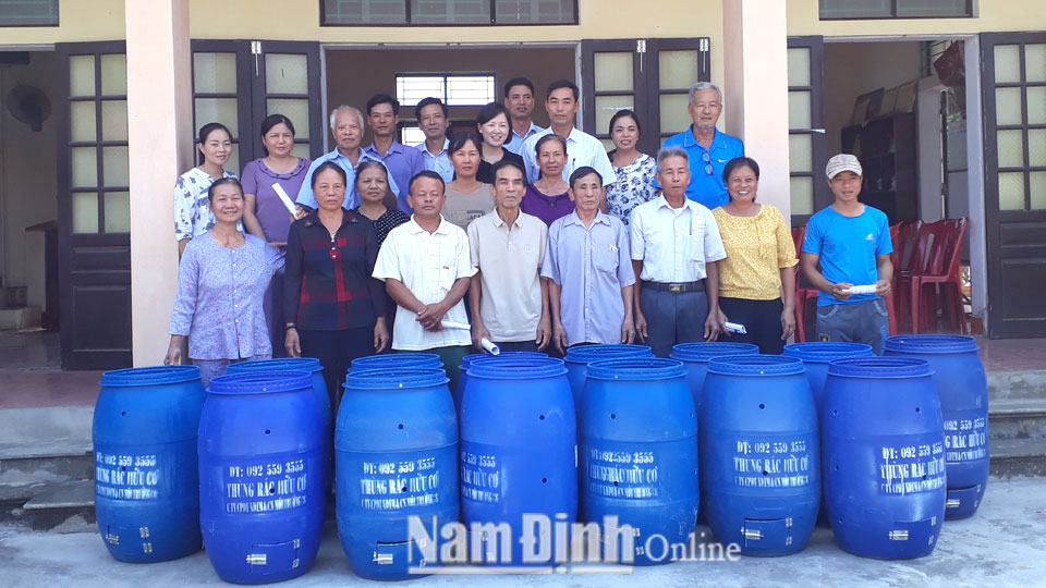 Hội Nông dân huyện Nghĩa Hưng tặng thùng ủ rác hữu cơ cho hội viên.  Bài và ảnh: Lam Hồng
