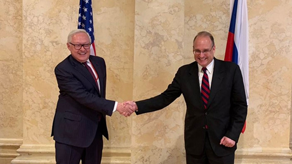 Thứ trưởng Ngoại giao Nga Sergei Ryabkov (bên trái) và Đặc phái viên của Tổng thống Mỹ về kiểm soát vũ khí Marshall Billingslea tại cuộc tham vấn đầu tiên ở Thủ đô Vienna, Áo hồi tháng 6-2020. Ảnh: rbc.ru