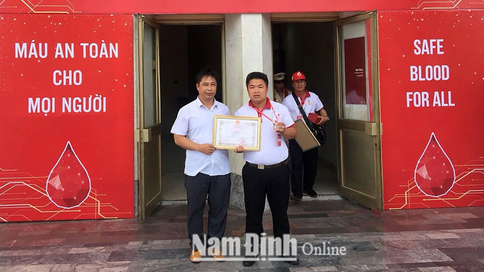 Anh Trịnh Công Học, Công ty Cổ phần Quản lý đường sông số 5 tại Lễ Tôn vinh người hiến máu tiêu biểu toàn quốc năm 2019.  Ảnh: Do cơ sở cung cấp
