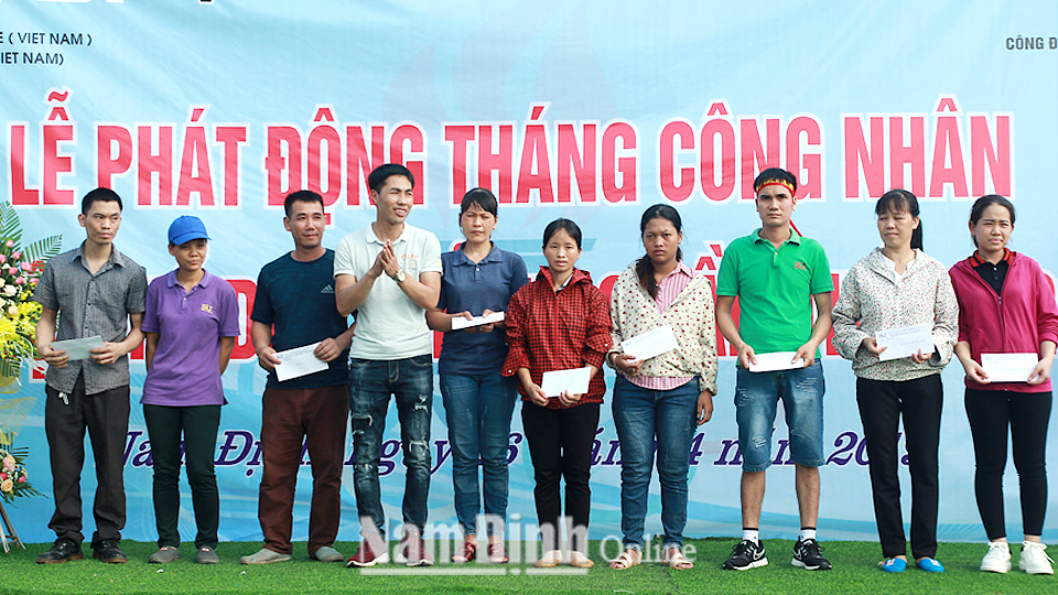 Công đoàn Công ty Cổ phần Dệt nhuộm Sunrise Việt Nam (Khu công nghiệp Bảo Minh, Vụ Bản) trao quà cho công nhân có hoàn cảnh khó khăn.