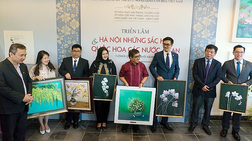 Ban tổ chức trao tặng tranh quốc hoa cho đại diện các nước thành viên ASEAN tại Việt Nam. Ảnh: nhandan.com.vn
