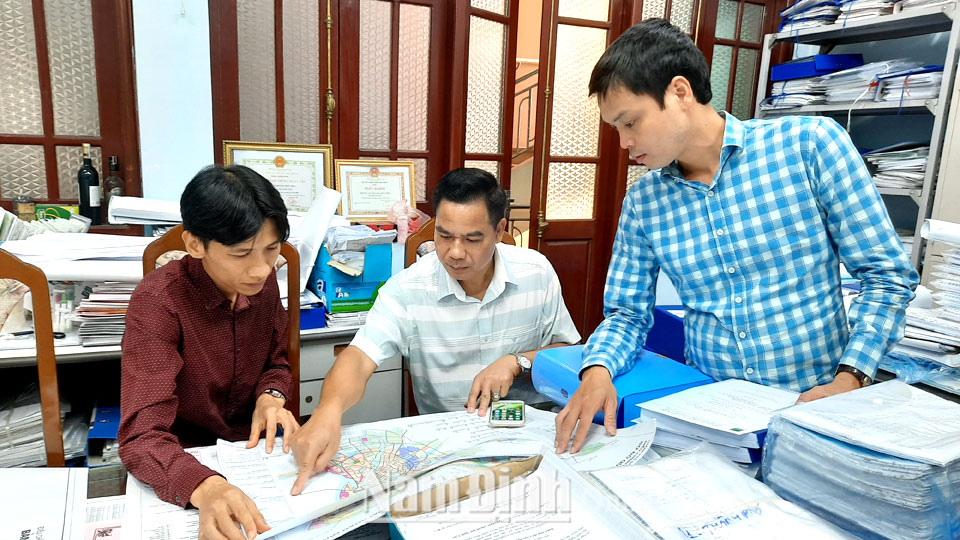 Cán bộ Phòng Quản lý Kiến trúc - Quy hoạch, Viện Quy hoạch Xây dựng Nam Định (Sở Xây dựng) nghiên cứu bản đồ quy hoạch phục vụ công tác chuyên môn.