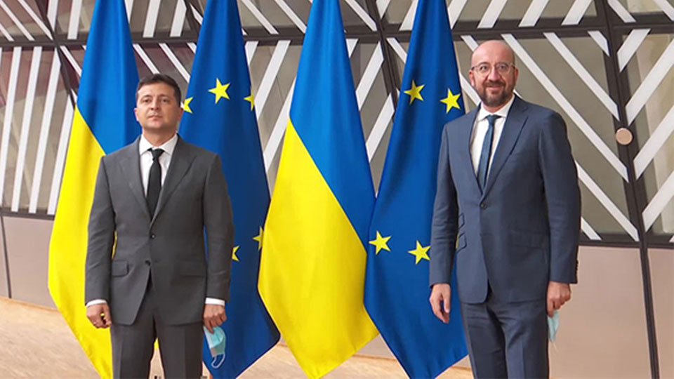 Tổng thống Ukraine Volodymyr Zelensky (bên trái) và Chủ tịch Hội đồng châu Âu Charles Michel tại Hội nghị thượng đỉnh EU - Ukraine.  Ảnh: consilium.europa.eu