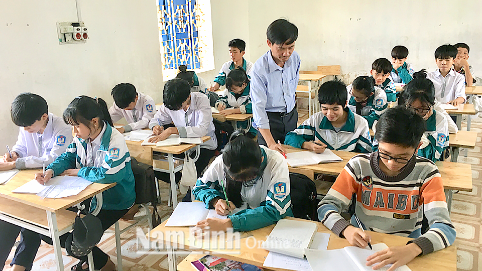 Thầy và trò Trường THCS Trực Khang (Trực Ninh) trong một giờ học.