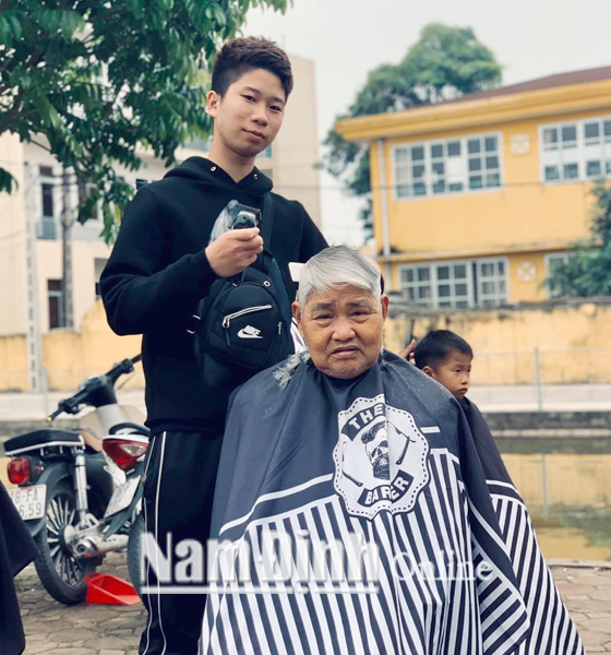 Anh Phạm Mạnh Cường, xã Thọ Nghiệp (Xuân Trường) đang cắt tóc miễn phí cho người cao tuổi.                                   Ảnh: Do cơ sở cung cấp