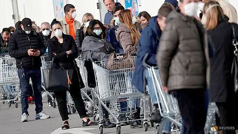 Người dân xếp hàng tại một siêu thị ở miền Bắc Italy trong bối cảnh Covid-19 đang lan rộng. Ảnh: REUTERS