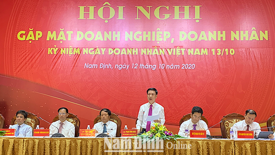 Đồng chí Phạm Đình Nghị, Phó Bí thư Tỉnh ủy, Chủ tịch UBND tỉnh giải đáp kiến nghị của các doanh nghiệp.
